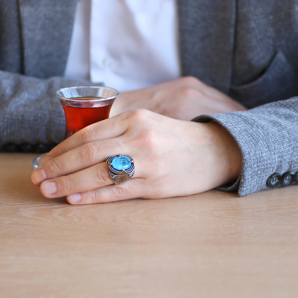 Aqua Paraiba Taşlı Kenarları Kalem İşçilik Detaylı 925 Ayar Gümüş Erkek Yüzük Aqua Paraiba Taşlı Kenarları Kalem İşçilik Detaylı 925 Ayar Gümüş Erkek Yüzük