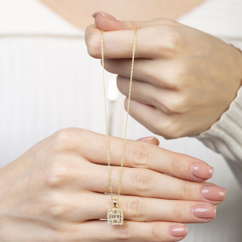 Beyaz Zirkon Taşlı Kare Tasarım Gold Renk 925 Ayar Gümüş Kadın Kolye Beyaz Zirkon Taşlı Kare Tasarım Gold Renk 925 Ayar Gümüş Kadın Kolye
