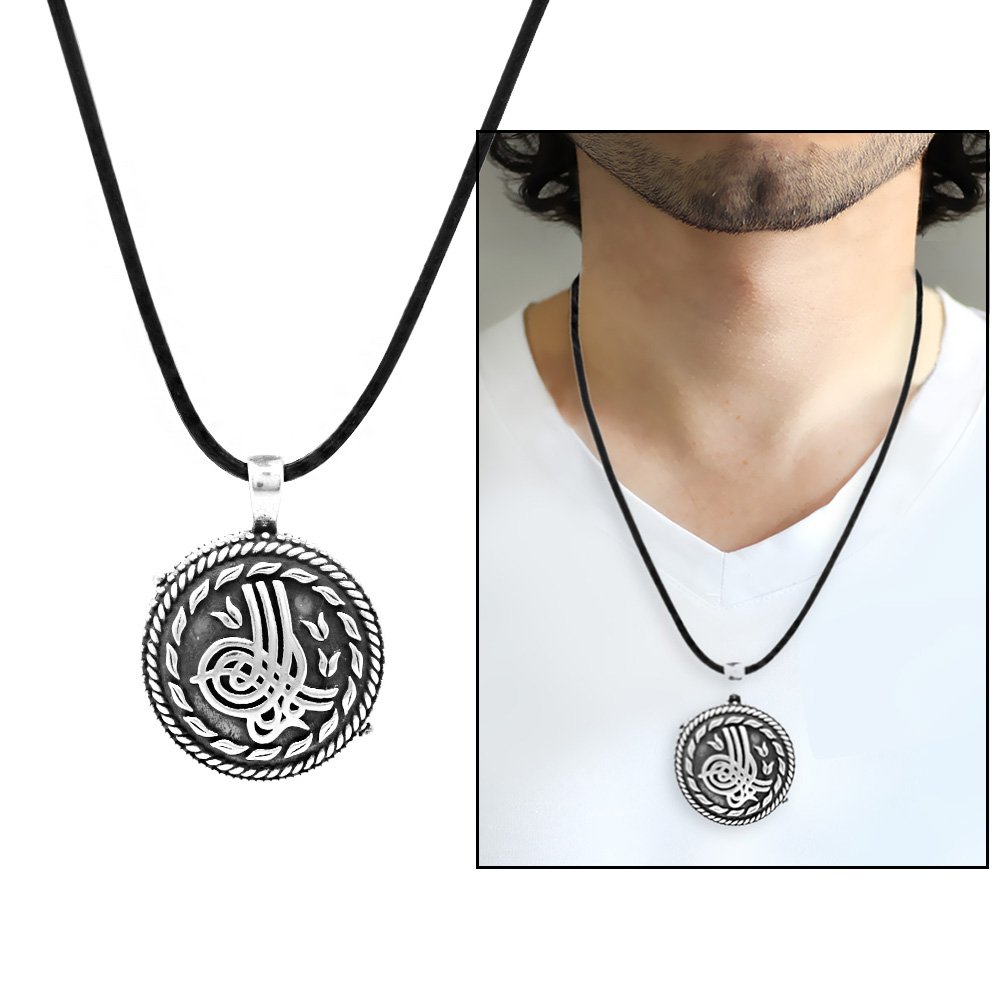 Nipora Tuğra Temalı Açılır Kapaklı İçinde Ayetel Kürsi Yazılı 925 Ayar Gümüş Dua Kolye Nipora Tuğra Temalı Açılır Kapaklı İçinde Ayetel Kürsi Yazılı 925 Ayar Gümüş Dua Kolye